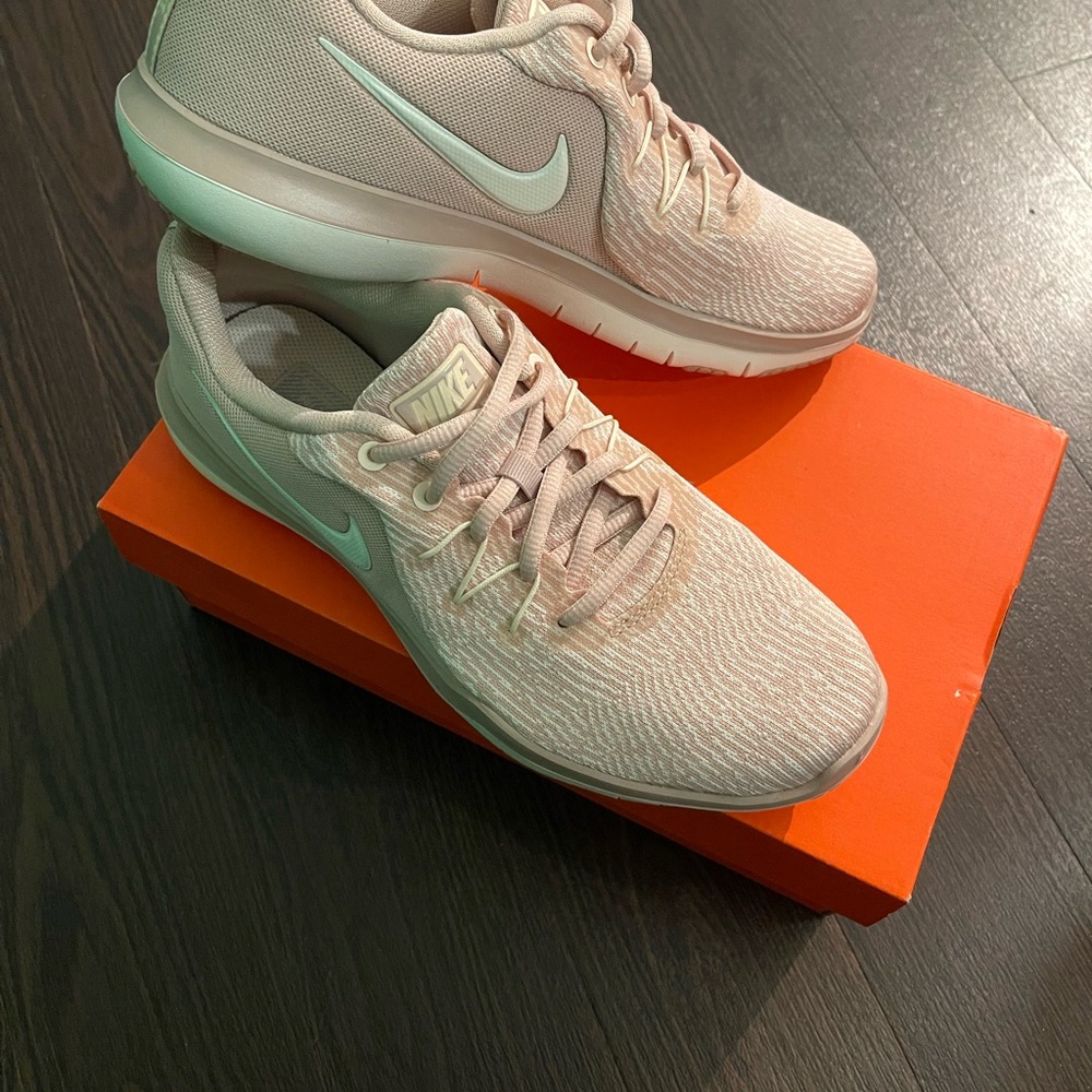 ❣️SOLD❣️💕NEW Nike shoes💕